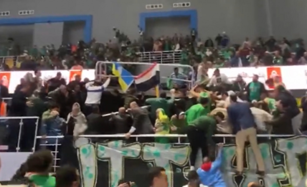انهيار جزء من مدرج أثناء مباراة رياضية في مصر (فيديو)