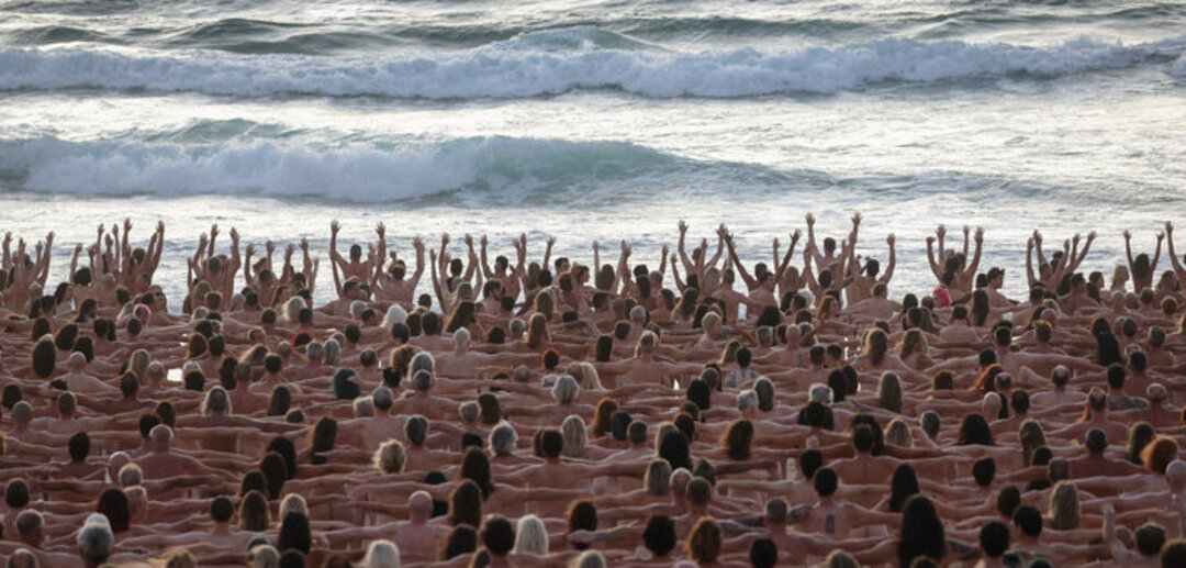 حملة توعية في أستراليا بشان سرطان الجلد.. 2500 يتعرون على الشاطئ