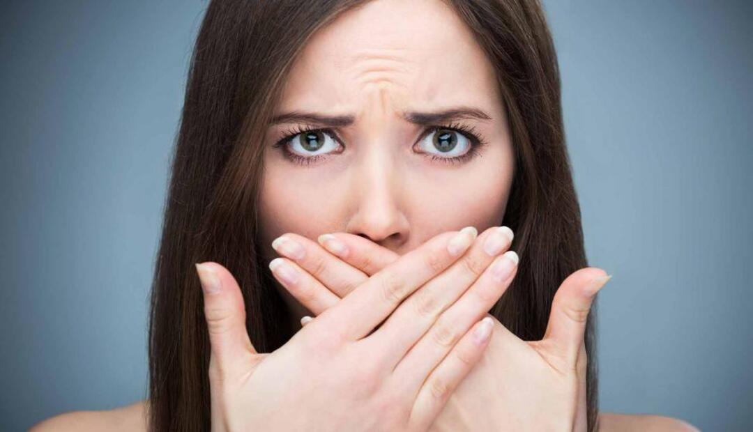 الكشف عن طريقة لتجنب رائحة الفم الكريهة