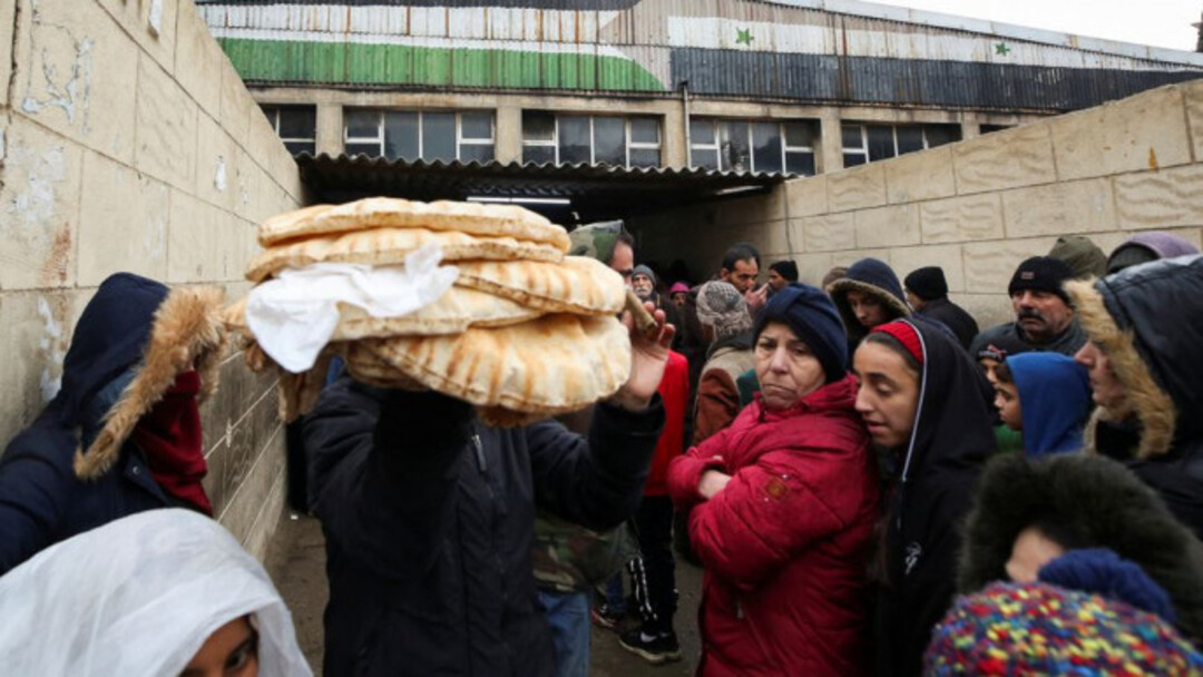 أناس ينتظرون شراء الخبز خارج مخبز في جرمانا ، في ضواحي دمشق ، سوريا ، 25 يناير / كانون الثاني 2022. رويترز / يمام الشعار