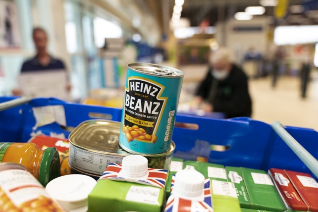 التضخم يجبر بريطانيين على الاصطفاف من أجل مساعدات بنوك الطعام