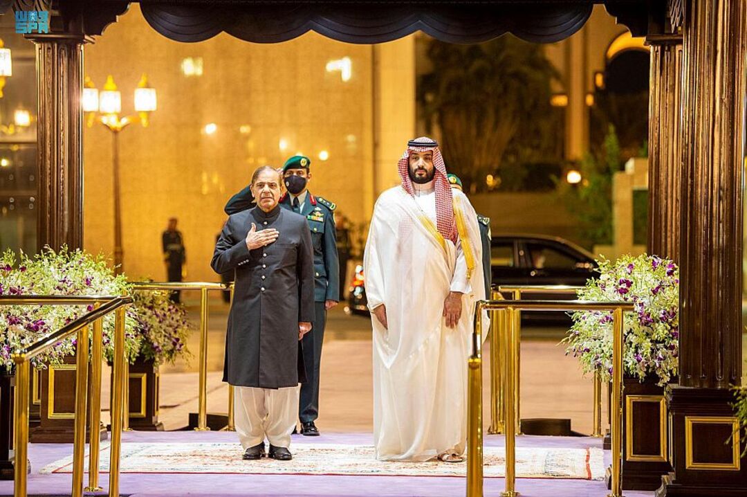 ولي العهد السعودي يستقبل رئيس الوزراء الباكستاني