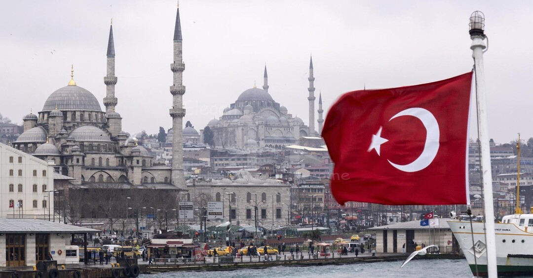 عازف تركي يفند أخطاء الزعيم التركي الراحل 