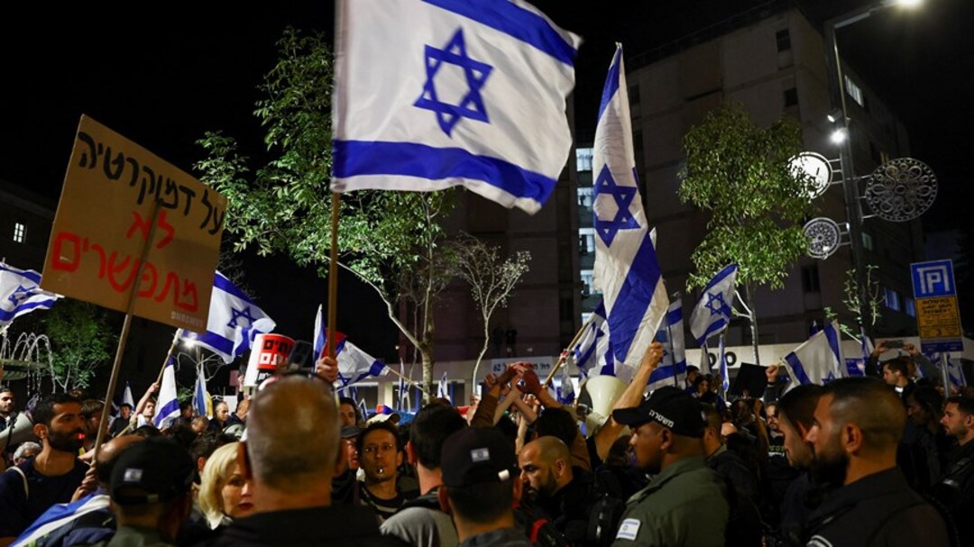 آلاف المتظاهرين الإسرائيليين يحاصرون زوجة نتنياهو داخل صالون تجميل (فيديوهات)