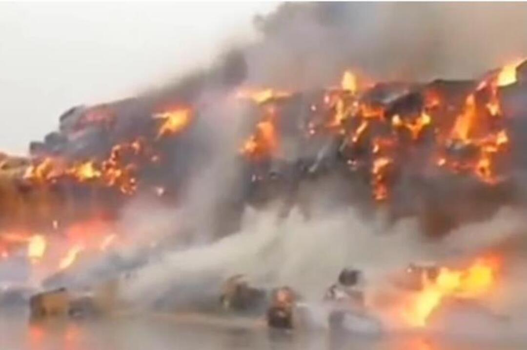 صاعقة رعدية تشعل حريقا بقافلة أعلاف في السعودية (فيديو)