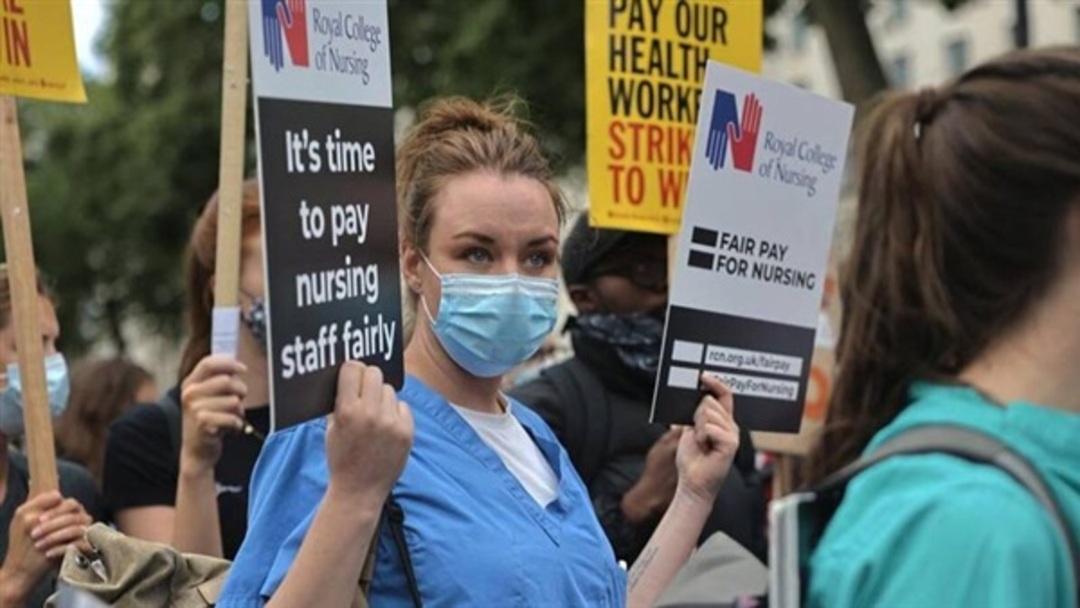 بريطانيا.. إضراب لعشرات آلاف العاملين بالقطاع الصحي