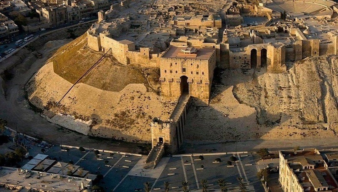 الزلزال المدمر يسبب أضرارا في قلعة حلب الأثرية (صور)