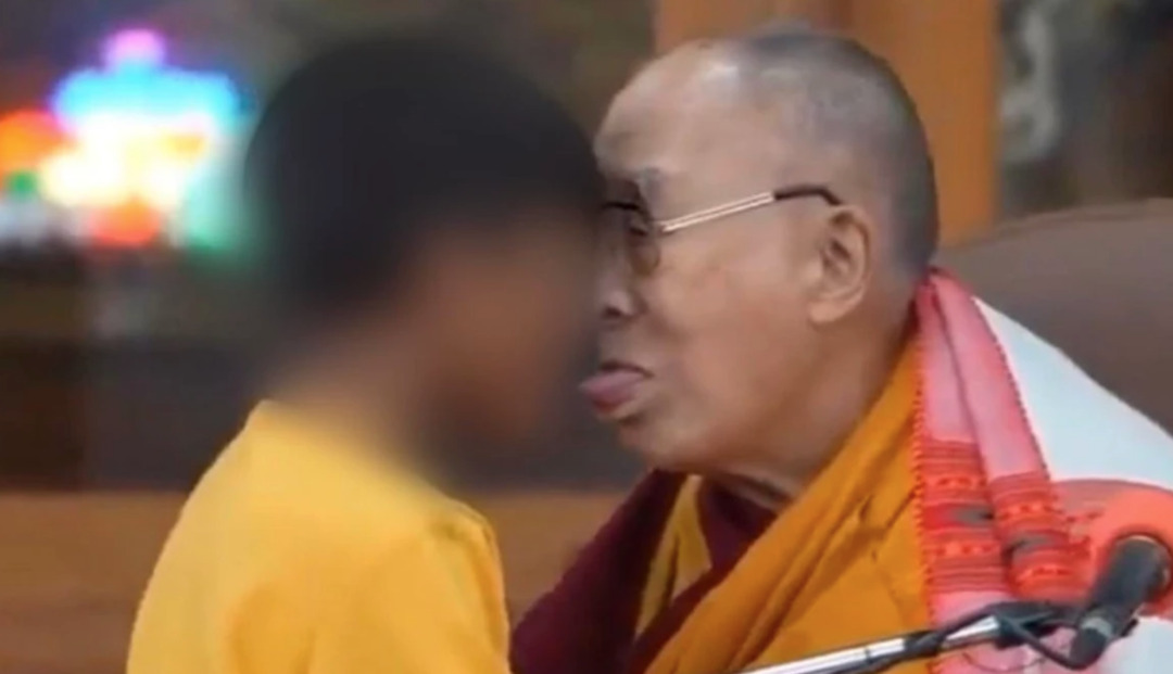 الدالاي لاما يعتذر لطفل بعد أن طلب منه مص لسانه! (فيديو)