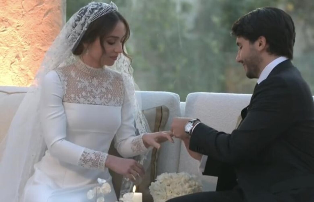 لحظات مؤثرة من زفاف الأميرة إيمان.. الملك عبد الله يتأثر و الملكة رانيا تبكي (فيديو)