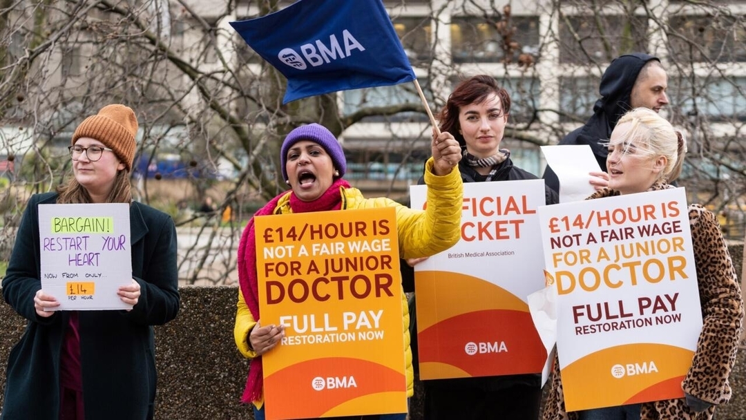 عشرات آلاف الأطباء يضربون عن العمل في بريطانيا للمطالبة برفع أجورهم