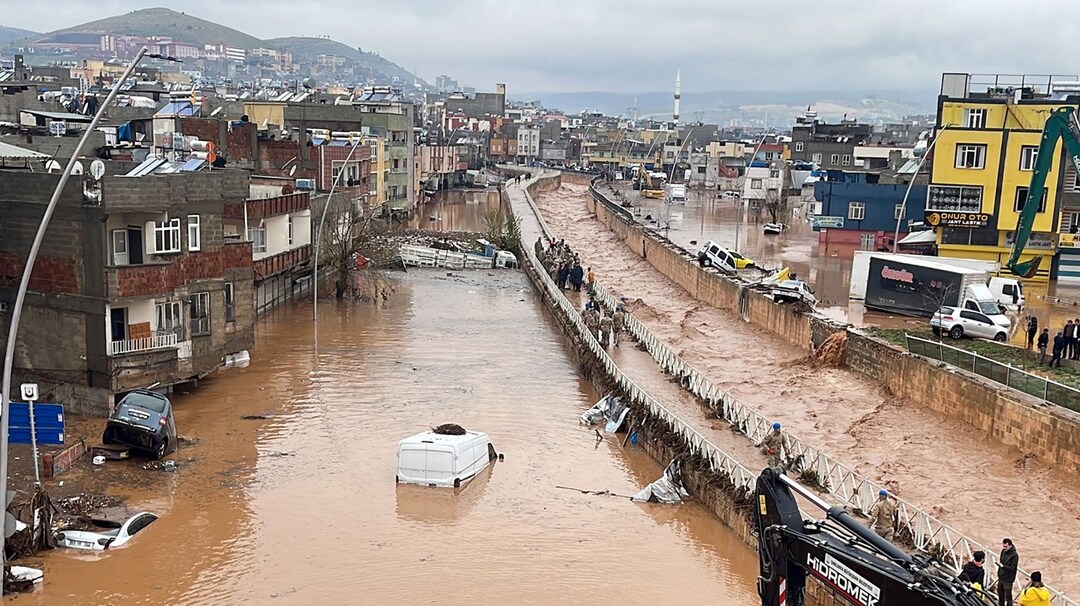 قتلى جراء فيضانات ضربت منطقة الزلزال في تركيا (فيديو)