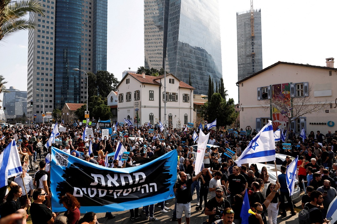 إضراب في مدن إسرائيلية قبل إقرار الموازنة بسبب خطة ضريبية
