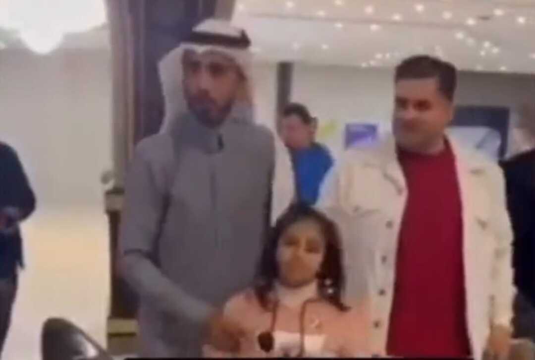 سعودي يقدم ابنته هدية رداً على كرم العراقيين في البصرة! (فيديو)