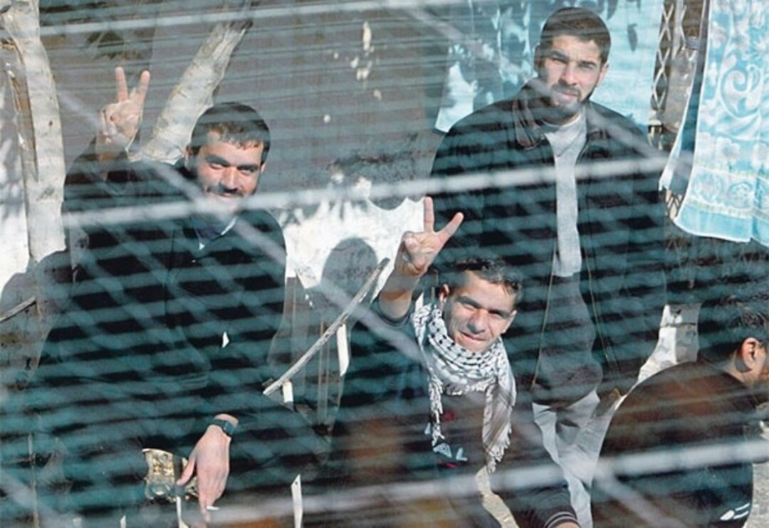 الأسرى الفلسطينيون يعتصمون في ساحات السجون الإسرائيلية بعد صلاة الجمعة