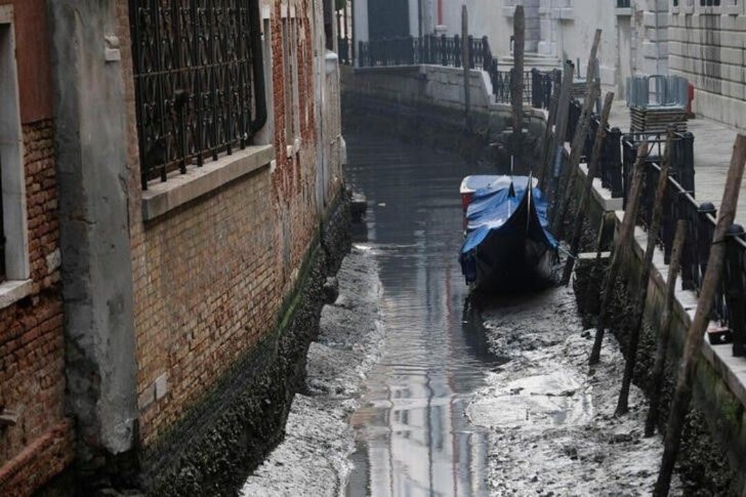 قنوات البندقية بلا مياه.. إيطاليا تحذر من موجة جفاف شديدة بعد الشتاء (فيديو)