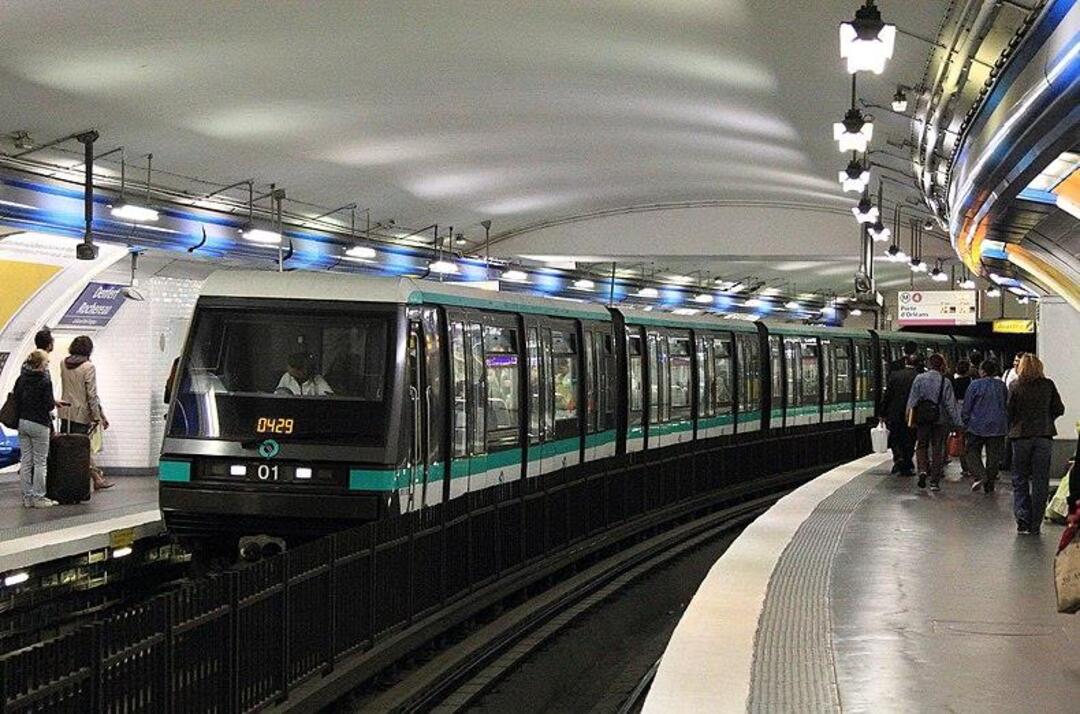 مقتل امرأة في مترو باريس علق معطفها في باب قطار
