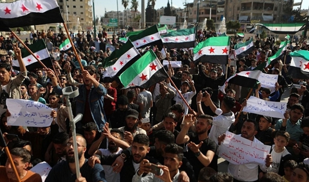 سوريون يتظاهرون ضد 
