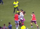 مشجع يحمل ابنته ويقتحم ملعبا لركل لاعب.. يواجه مطالبات بحماية الطفلة منه (فيديو)