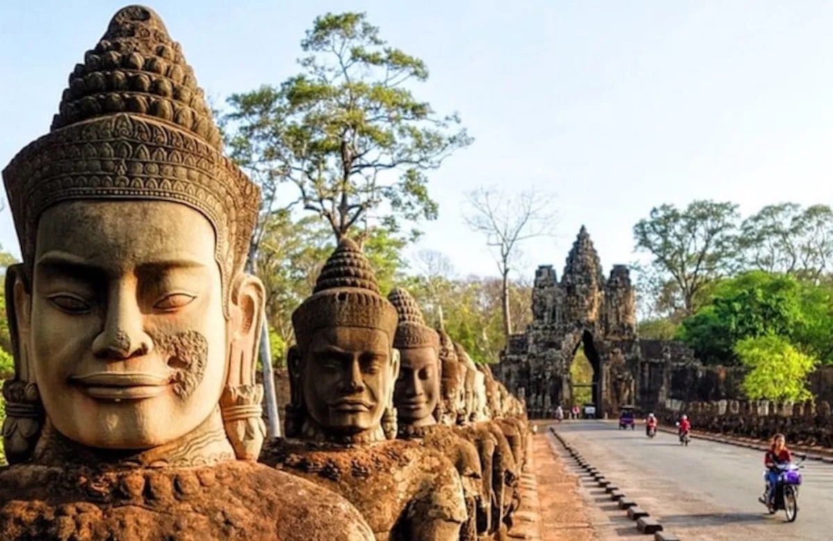 الولايات المتحدة تعيد 30 عملاً فنياً عتيقاً مسروقاً إلى كمبوديا