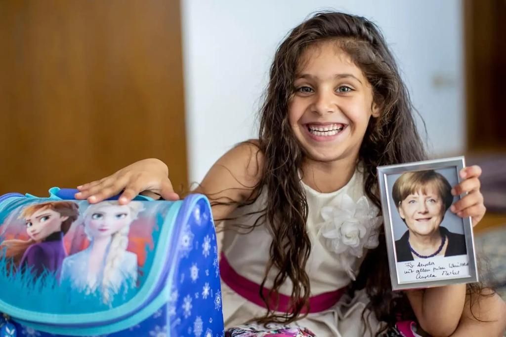 لاجئة سورية تتلقى هدية مفاجئة من أنجيلا ميركل