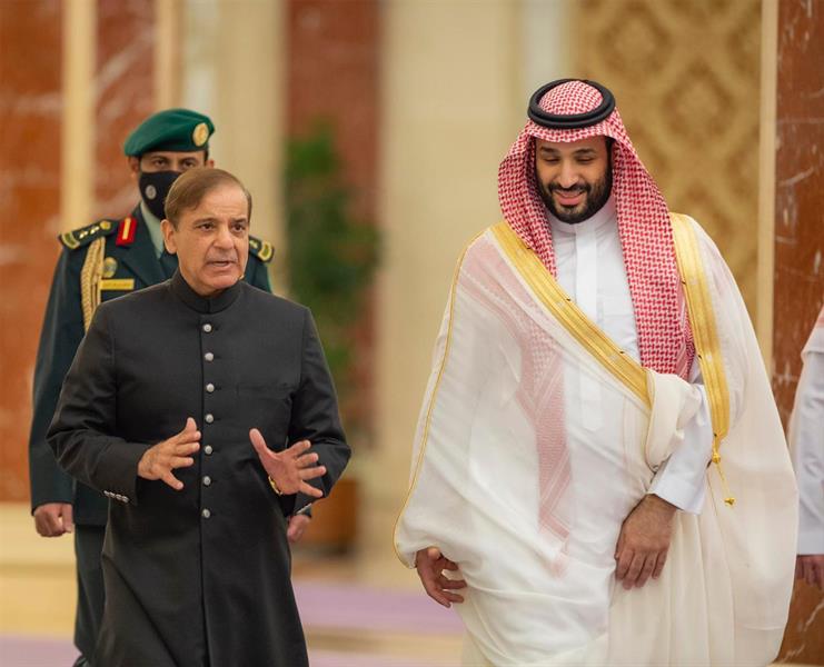 ولي العهد السعودي يبحث مع رئيس وزراء باكستان سُبل 