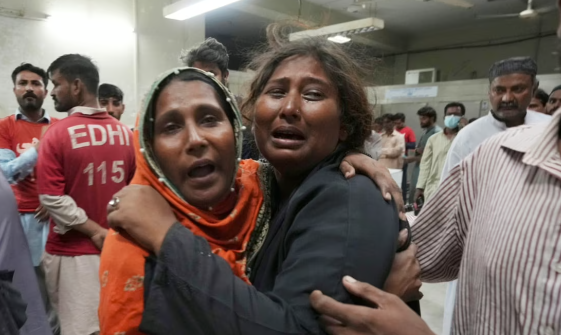 مصرع 11 شخصاً جراء تدافع خلال توزيع مساعدات في باكستان