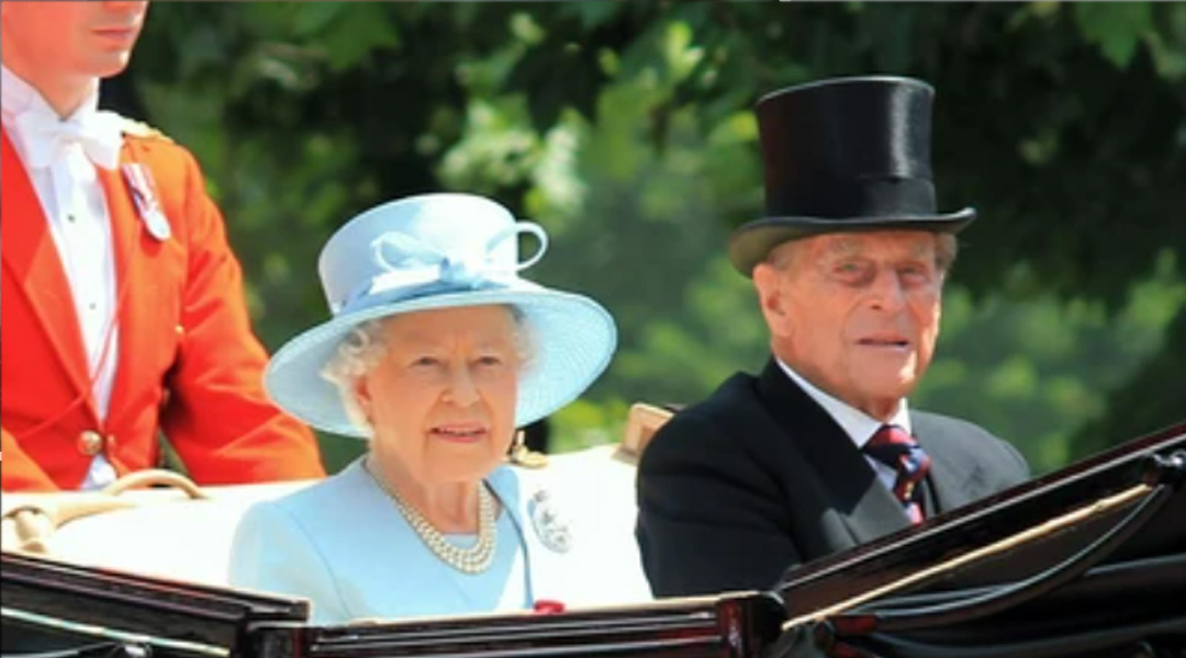 ملكة بريطانيا في صورة نادرة تظهر للعامة على عكاز