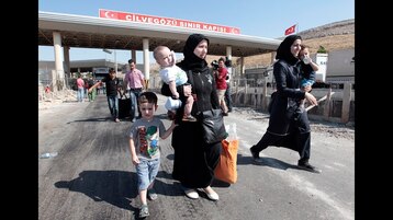 حارس تركي يهدد لاجئات سوريات بتصويرهن.. يثير الاستياء
