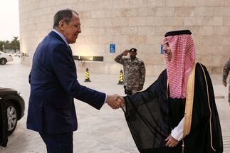 وزيرا الخارجية السعودي والروسي يشيدان بأوبك+