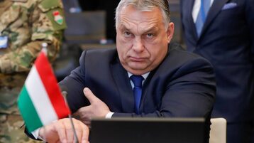 المجريون يصوتون على حكم أوربان الذي دام 12 عاما.. بوتين حاضر في الحدث