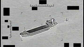 البحرية الأميركية تعترض سفينة إيرانية احتجزت مسيرتين مائيتين