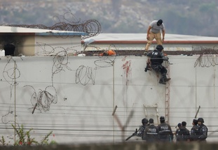 عشرات القتلى في أعمال شغب في سجن الإكوادور وفرار أكثر من مئة