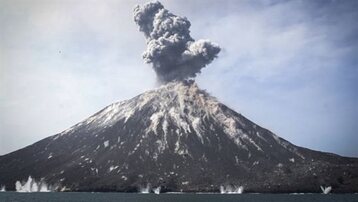 اليابان تحذّر من تسونامي محتمل بعد ثوران بركان في إندونيسيا