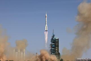 الصين تطلق ثلاثة رواد إلى محطتها الفضائية