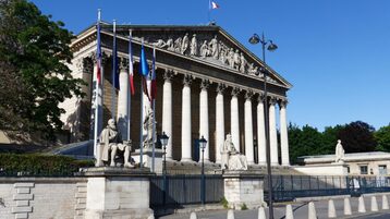 البرلمان الفرنسي يقرر استبعاد نائب من اليمين المتطرف 15 يوماً