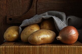 الطريقة الصحيحة لكيفية تخزين البطاطس والبصل