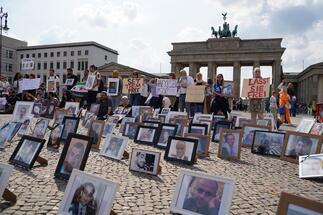 برلين.. سوريون يعتصمون للمطالبة بإطلاق سراح ذويهم بعد 