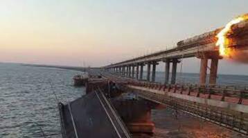 غوّاصون روس يتفقدون أضرار جسر القرم