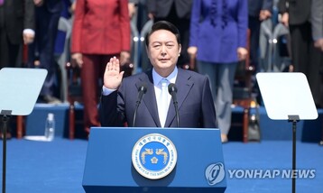المحقق مناهض النسوية يؤدي اليمين الدستورية رئيساً لكوريا الجنوبية