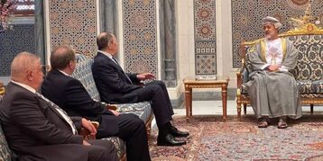 سلطان عُمان يستقبل وزير الخارجية الروسي في مسقط