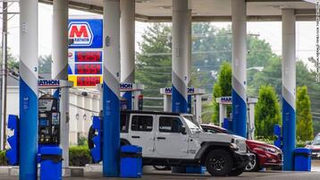 أسعار البنزين تشتعل في الولايات المتحدة وتتجاوز التوقعات