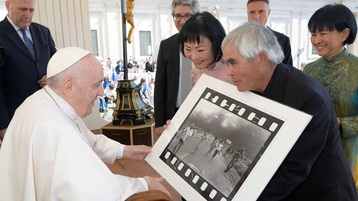Award-winning Vietnamese photographer gives Pope Francis famous ‘Napalm Girl’ picture