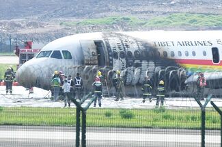 ركاب طائرة ينجون من حريق طائرة صينية في المطار