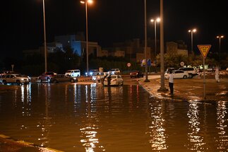 الكويت.. أمطار غزيرة وبحيرات بالشوارع