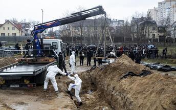 وول ستريت جورنال:  اتساع نطاق المقابر الجماعية في أوكرانيا