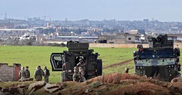 القوات التركية تدفع بتعزيزات عسكرية جديدة إلى مواقعها في إدلب