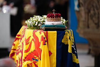 Queen Elizabeth’s coffin to be flown to London
