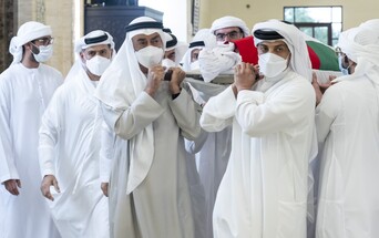 محمد بن زايد وحكام الإمارات يتقبلون التعازي بوفاة رئيس الدولة