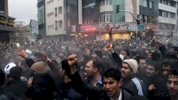 احتجاجات إيرانية بسبب منسوب مياه بحيرة محلية