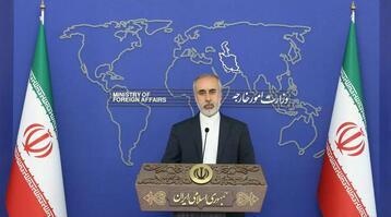 طهران تعلّق رسمياً على حادثة طعن الروائي سلمان رشدي